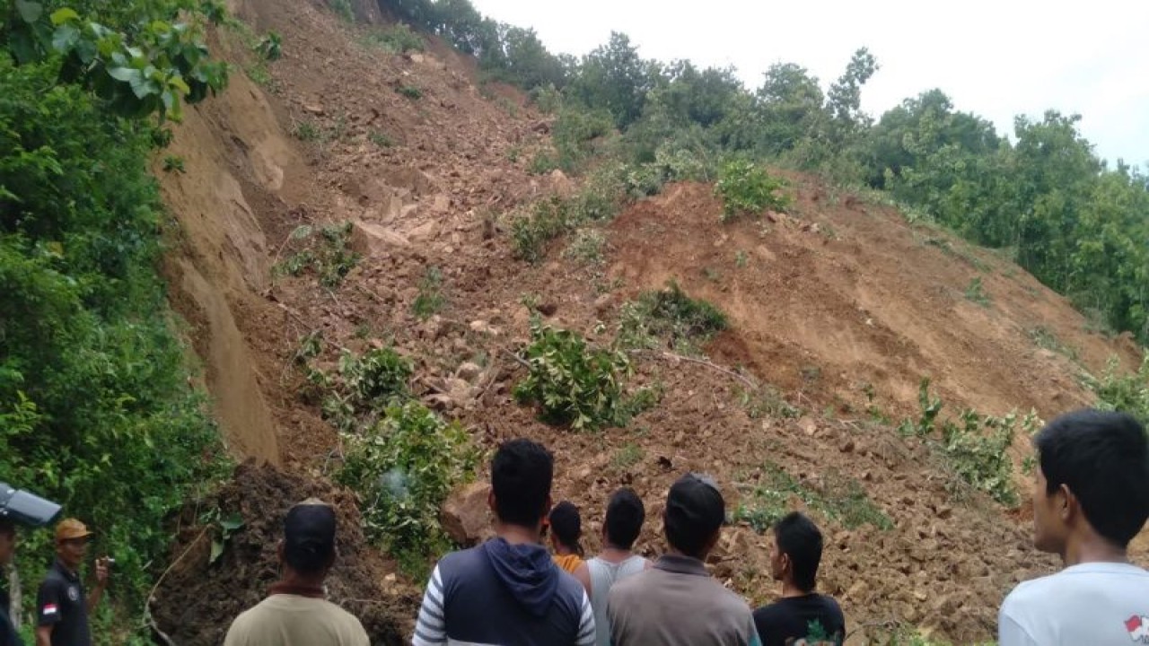 Petugas meninjau ruas jalan Tegalrejo-Mertelu di Gedangsari, Kabupaten Gunungkidul, yang tertutup material longsor. (ANTARA/HO-Dokumen BPBD Gunungkidul)