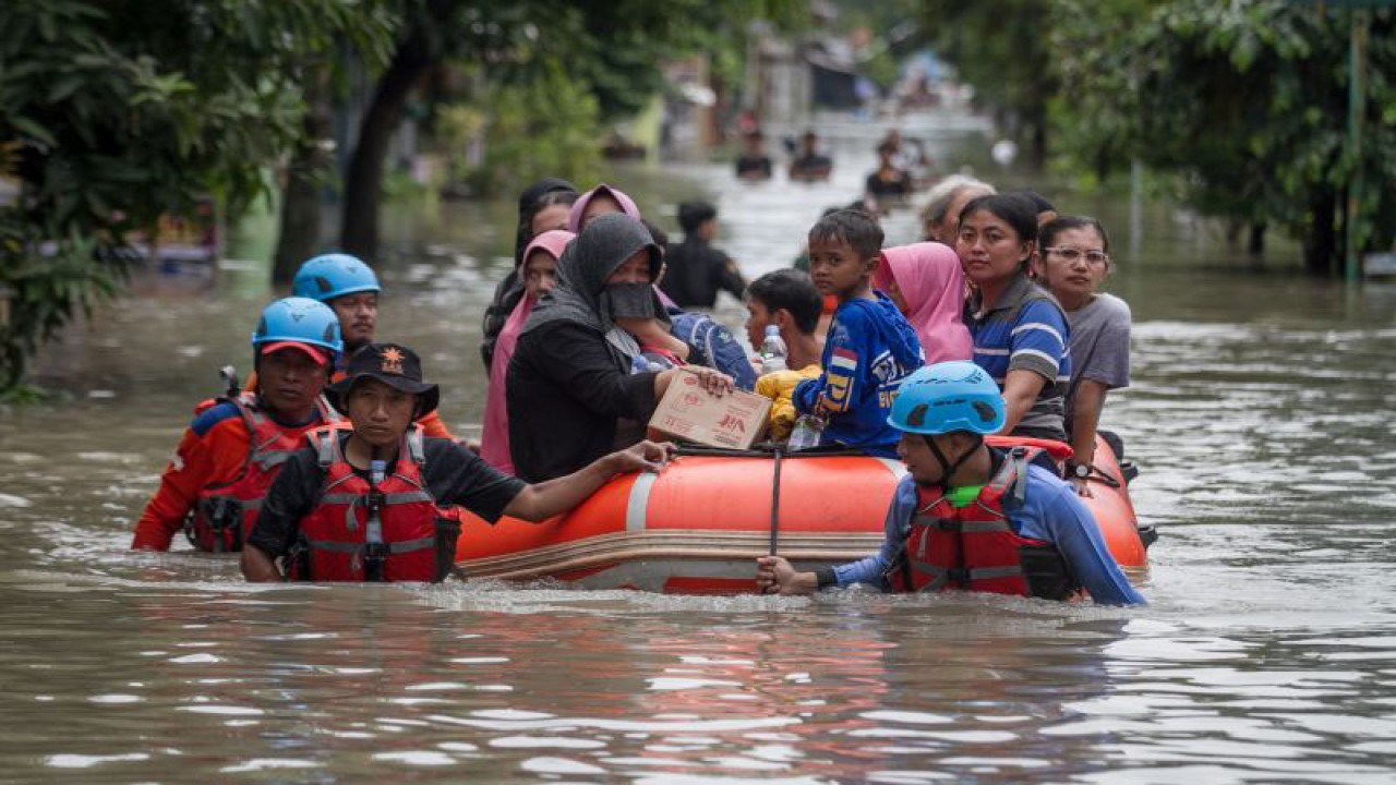 Ilustrasi: Petugas SAR dan Relawan mengevakuasi warga dengan menggunakan perahu saat banjir di Kampung Joyotakan, Solo, Jawa Tengah, Jumat (17/2/2023). Berdasarkan data Badan Penanggulangan Bencana Daerah (BPBD) Kota Solo sebanyak 21.846 jiwa dari 15 Kelurahan di Kota Solo terdampak banjir akibat meluapnya sejumlah anak sungai Bengawan Solo. ANTARA FOTO/Mohammad Ayudha/aww (ANTARA FOTO/MOHAMMAD AYUDHA)
