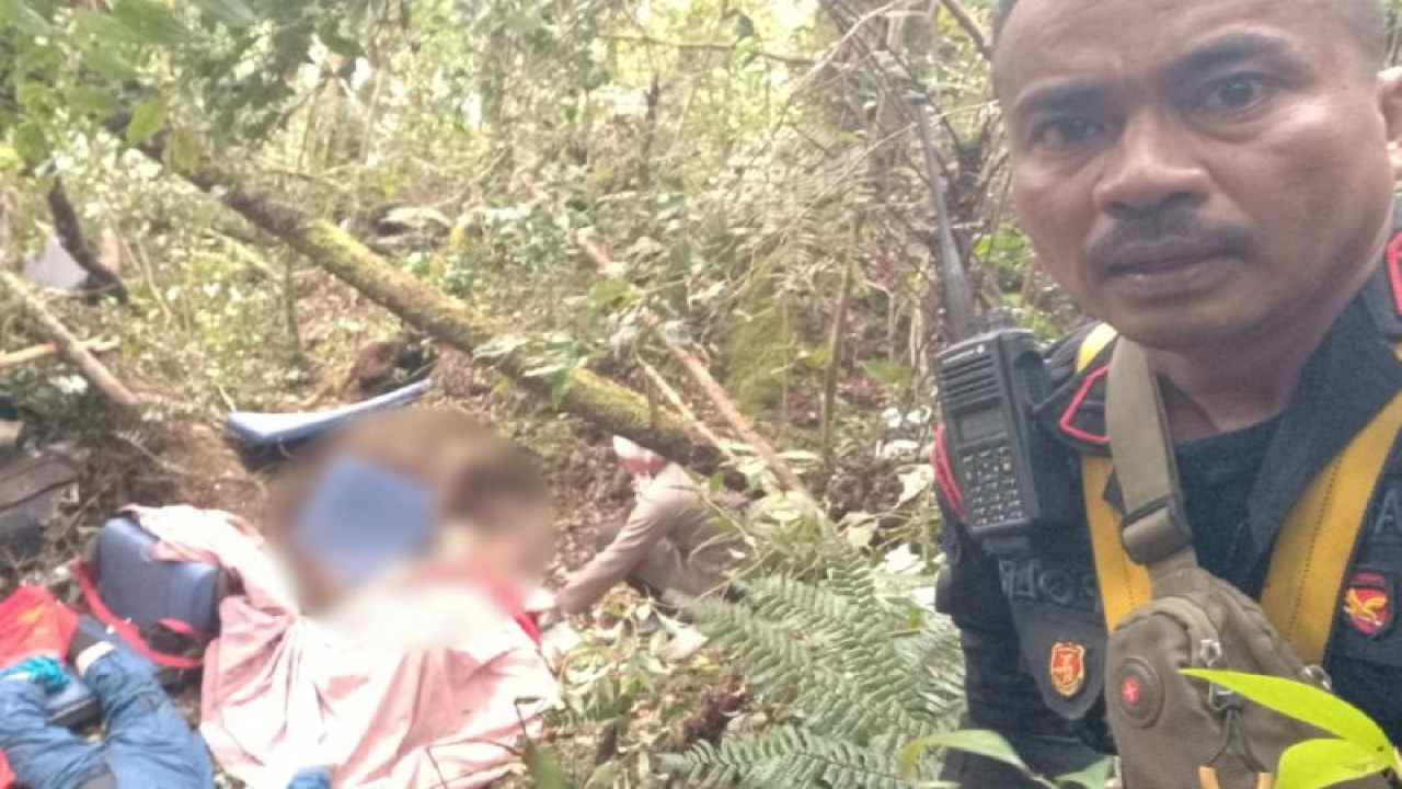 Penanganan medis untuk kru dan penumpang helikopter berpenumpang Kapolda Jambi Irjen Pol Rusdi Hartono dan rombongan, di Bukit Tamiai, Muara Emat, Kabupaten Kerinci, Senin (20/2/2023) (FOTO ANTARA/HO-IST)
