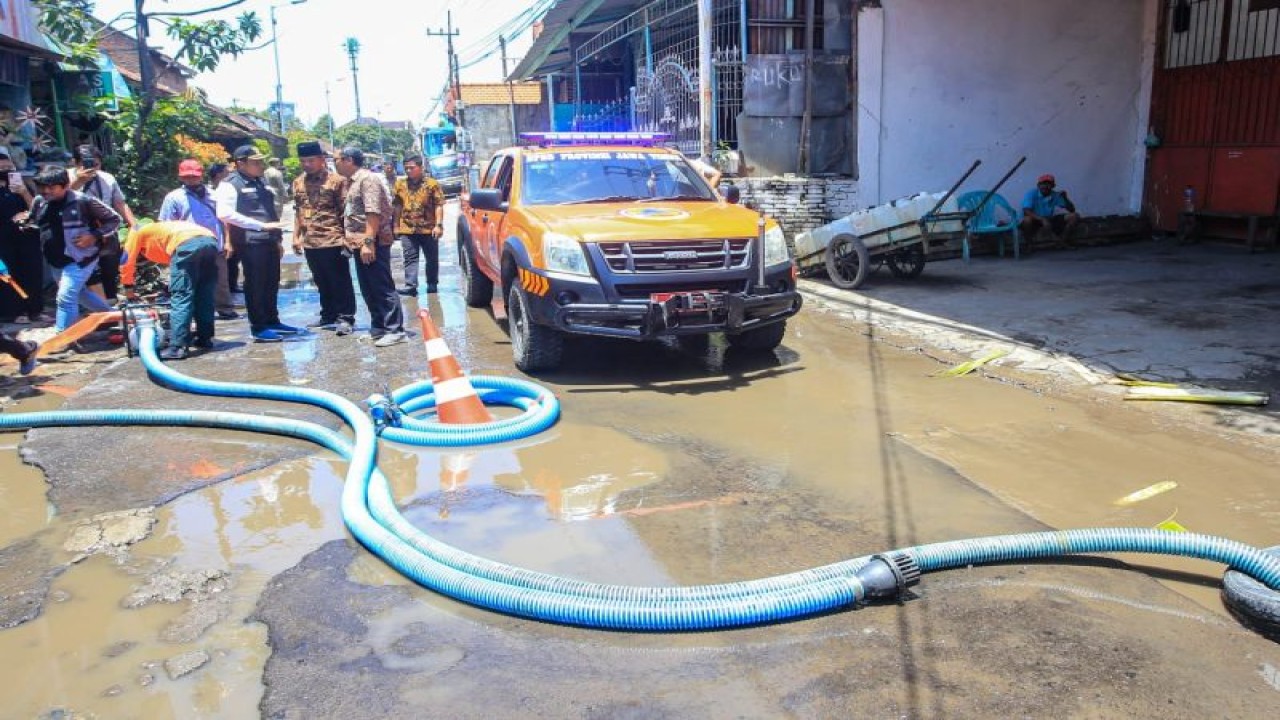 Petugas Pemkab Sidoarjo meninjau lokasi kerusakan jalan di wilayah Waru, Sidoarjo. ANTARA/HO-Pemkab Sidoarjo