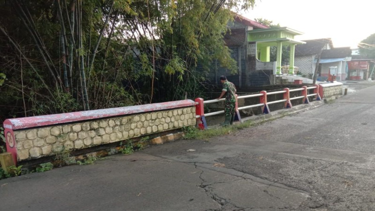 Petugas melihat debit sungai di wilayah Mojokerto Jawa Timur. ANTARA/HO-Pemkab Mojokerto