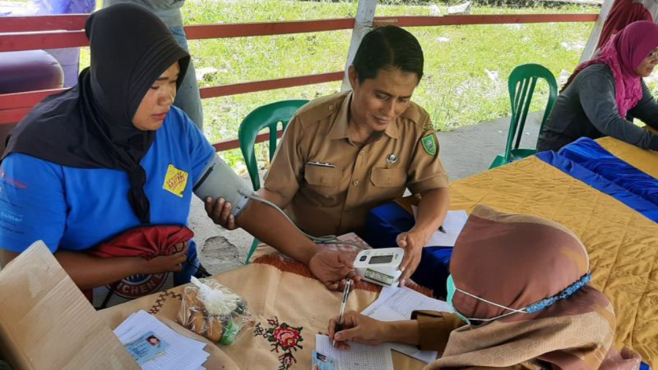 Tampak petugas saat memerikasa kesehatan para petugas pengelola sampah di Ranai, Natuna, Kepri, Selasa (21/2). (ANTARA/Cherman)