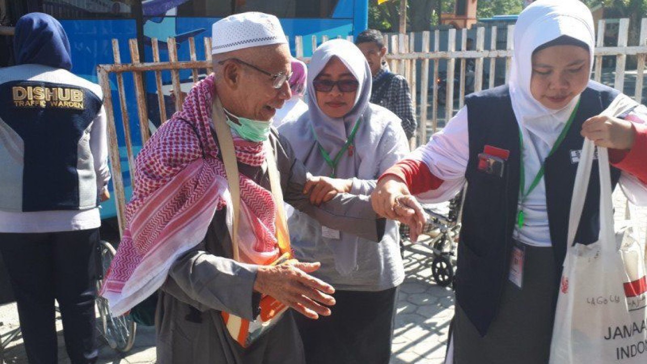 Ilustrasi- Sejumlah haji Sulteng yang tiba dari Debarkasi Balikpapan dibopong beberapa petugas kesehatan masuk ke Aula Asrama Haji Transit Palu untuk diterima dan dilepas secara simbolis oleh Pemerintah Provinsi Sulawesi Tengah kembali ke daerah masing-masing, Minggu (8/9/2019). ANTARA/Muhammad Arsyandi