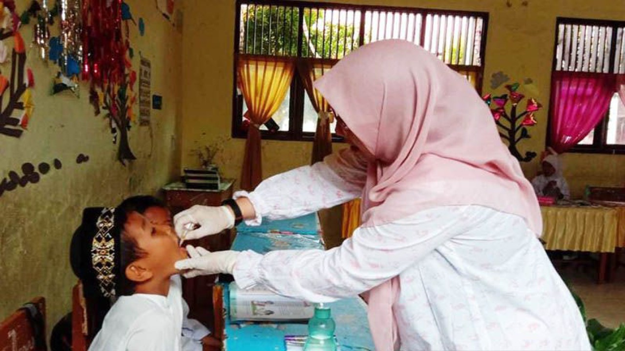 Petugas medis memberikan imunisasi polio kepada anak di Lhokseumawe. ANTARA/Dedy Syahputra