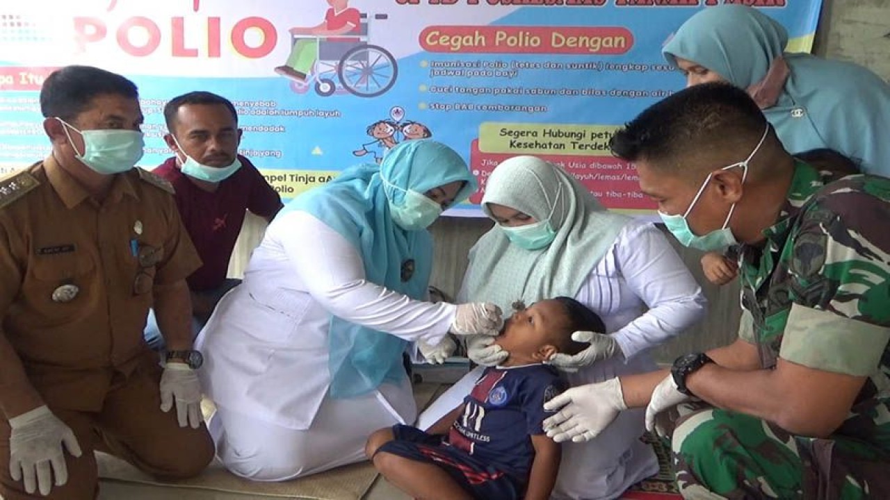 Petugas kesehatan memberikan imunisasi polio kepada anak di Kecamatan Tanah Pasir, Kabupaten Aceh Utara, Rabu (7/12/2022) ANTARA/Dedy Syahputra