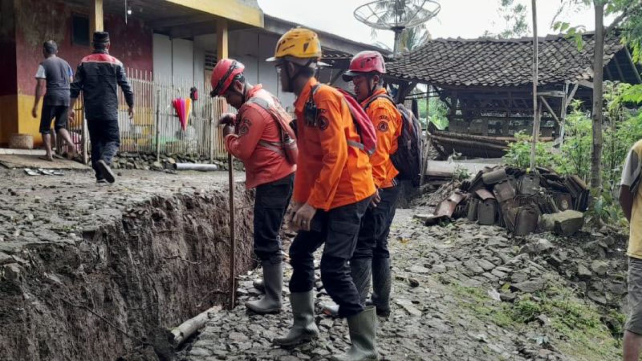 Petugas memeriksa kondisi tanah gerak yang mengancam puluhan rumah di Desa Tumpuk, Ponorogo, Selasa (28/2/2023). ANTARA/HO-BPBD Ponorogo
