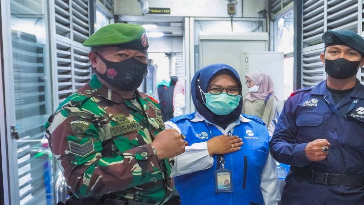 Petugas keamanan dan pramusapa bersiap untuk berpatroli di armada TransJakarta untuk mencegah perilaku pelecehan seksual, Selasa (28/2/2023). ANTARA/ HO-TransJakarta