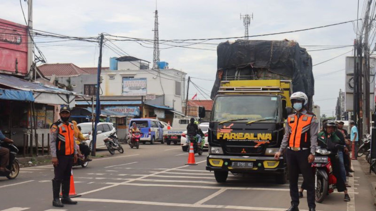 Petugas dari Dishub Kabupaten Tangerang, Banten, saat mengatur arus lalu lintas di simpang empat Pasar Kemis, Selasa (14/2/2023). (FOTO ANTARA/HO-DiShub Tangerang)