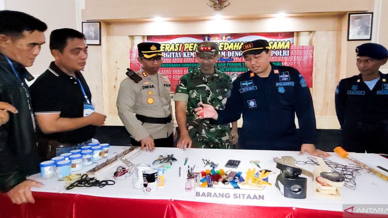 Kepala Rutan Kelas IIB Situbondo Rudi Kristiawan didampingi Kapolres dan Dandim 0823 menunjukkan barang berbahaya hasil penggeledahan kamar warga binaan, Kamis (23/2/2023) malam. ANTARA/Novi Husdinariyanto