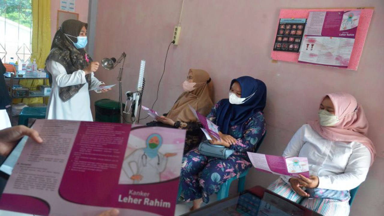 Arsip Foto. Petugas kesehatan (kiri) menyampaikan penyuluhan mengenai prosedur deteksi dini kanker serviks menggunakan metode Inspeksi Visual Asam Asetat (IVA) kepada warga di Puskesmas Batoh, Kota Banda Aceh, Provinsi Aceh. (ANTARA/Ampelsa)