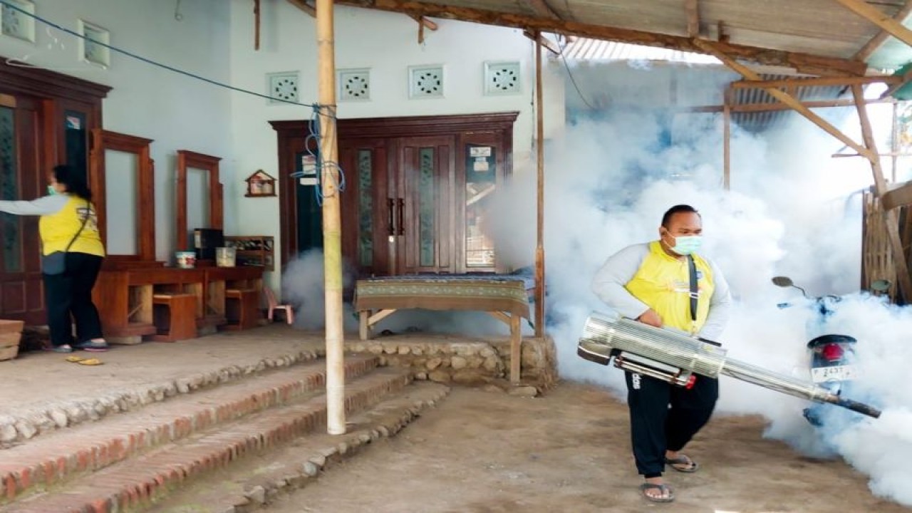 Petugas kesehatan melakukan pengasapan di rumah warga. ANTARA/HO-Dinkes Situbondo