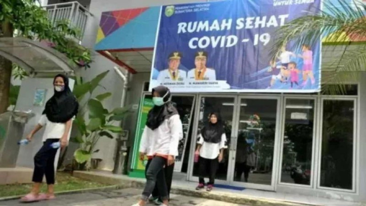 Petugas melintasi pintu Wisma Atlet Jakabaring Palembang, Sumsel (ANTARA/Feny Selly)