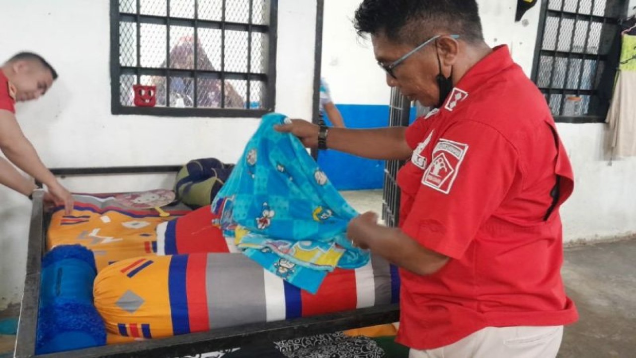 Petugas Rutan Kelas IIA Kendari saat menggeledah kamar tahanan warga binaan, Senin (13-2-2023). ANTARA/HO-Humas Divisi Pemasyarakatan Kemenkumham Sultra