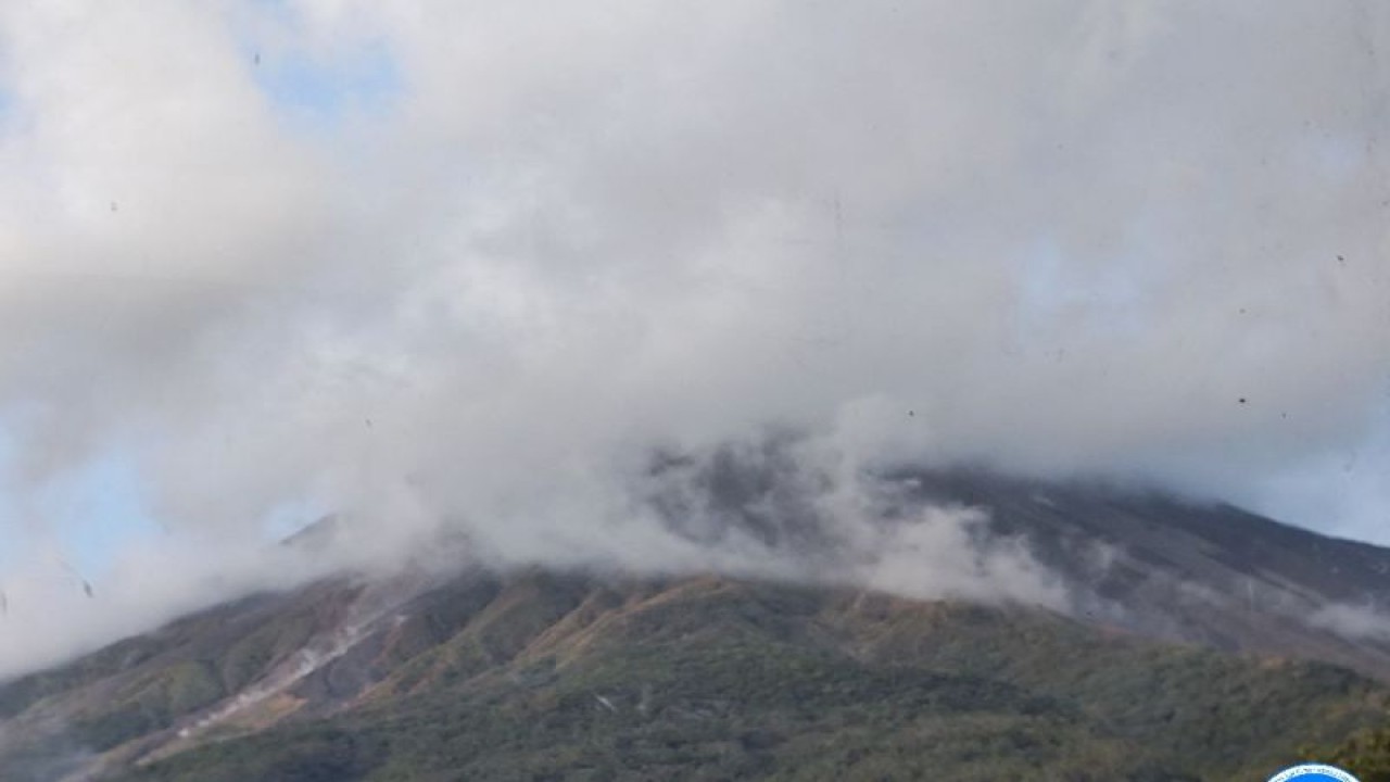 Pos Pengamatan Gunung Api (PGA) Karangetang di Kabupaten Kepulauan Sitaro, Sulawesi Utara, meminta masyarakat mewaspadai luncuran material vulkanik yang bisa terjadi saat hujan deras. Foto Gunung Karangetang yang diambil PVMBG pada Jumat (24/2). ANTARA/HO-PVMBG (1)