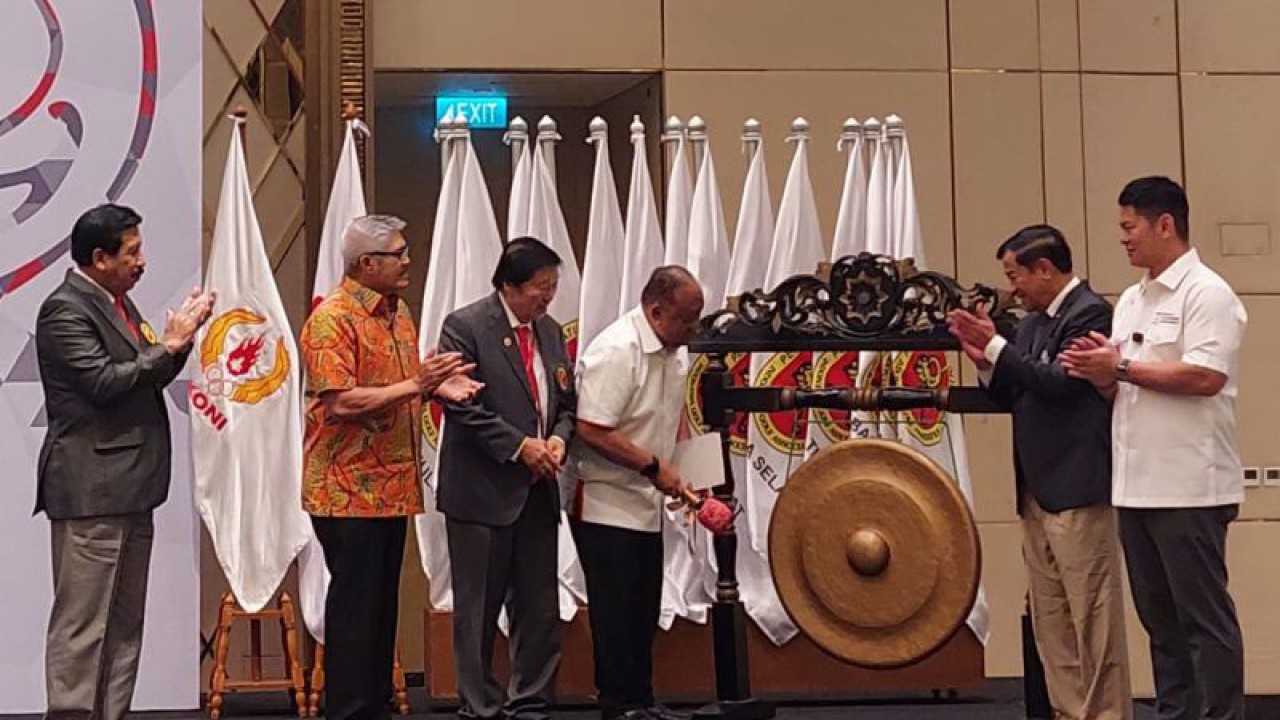 Ketua Umum KONI Pusat Marciano Norman memukul gong didampingi sejumlah pemangku kepentingan sebagai pertanda Munas PB PGI 2023 resmi dibuka di Intercontinental Jakarta Pondok Indah, Jakarta, Senin (20/2/2023). (ANTARA/Muhammad Ramdan)