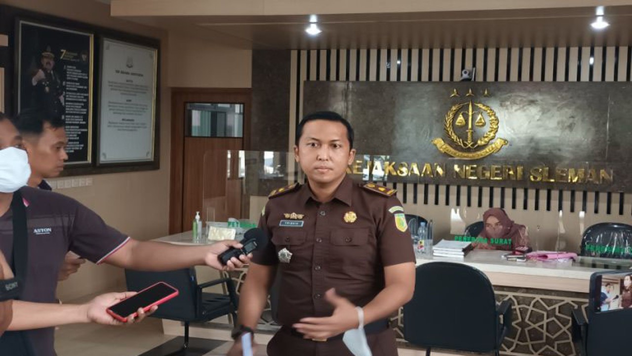 Kepala Seksi Pidana Khusus (Pidsus) Kejari Sleman Ko Triskie Narendra saat memberikan keterangan kepada wartawan terkait penyelidikan dugaan penyimpangan dana hibah sektor pariwisata, Rabu (8/2/2023). ANTARA/Victorianus Sat Pranyoto
