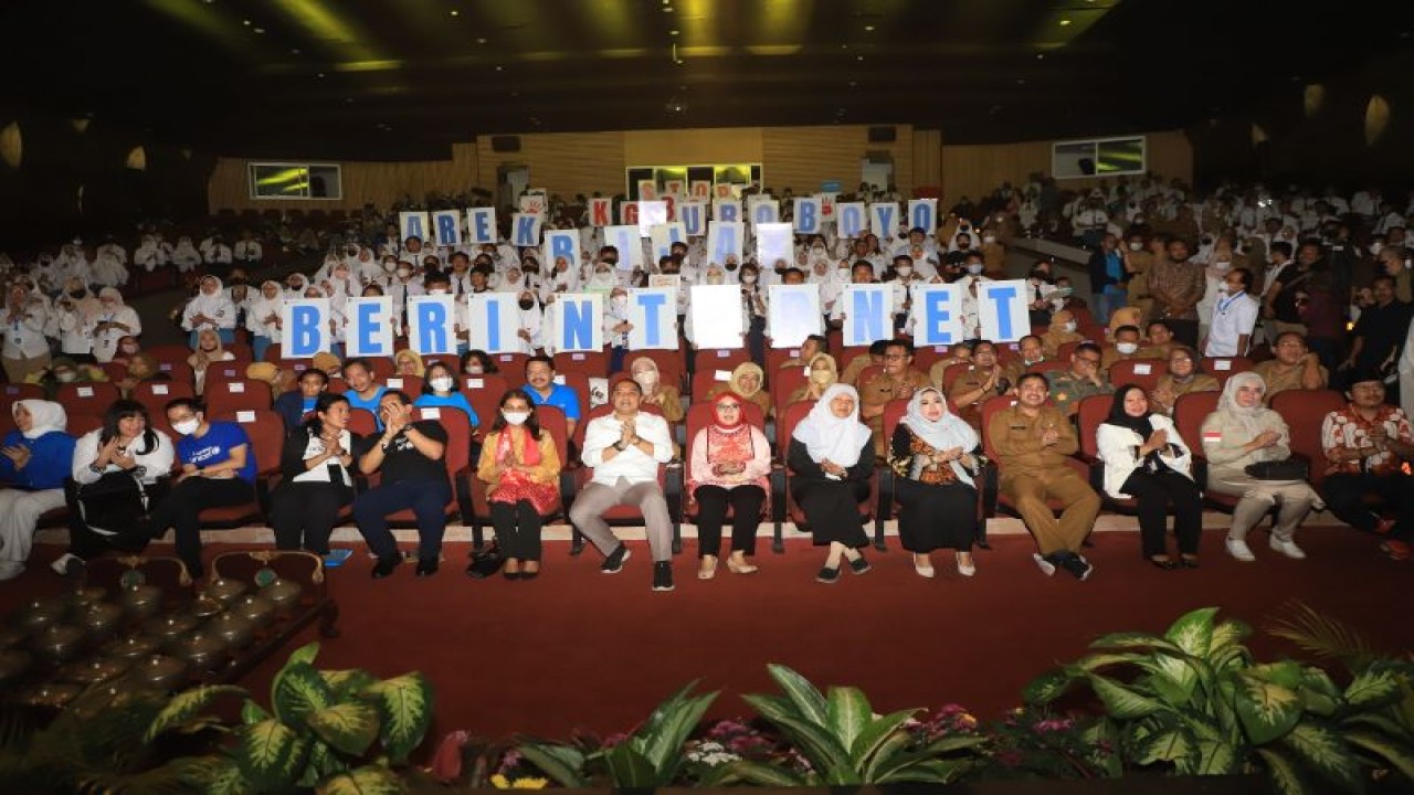 Wali Kota Surabaya Eri Cahaydi, Wakil Ketua DPRD Surabaya Reni Astuti saat menghadirikegiatan Edukasi Asik Tentang Internet Sehat dan Aman Untuk Remaja Bareng Pusat Pembelajaran Keluarga (Edukasyik Insan Puspaga) di Gedung Merah Putih Balai Pemuda, Surabaya, Senin (13/2/2023) malam. (ANTARA/HO-DPRD Surabaya)