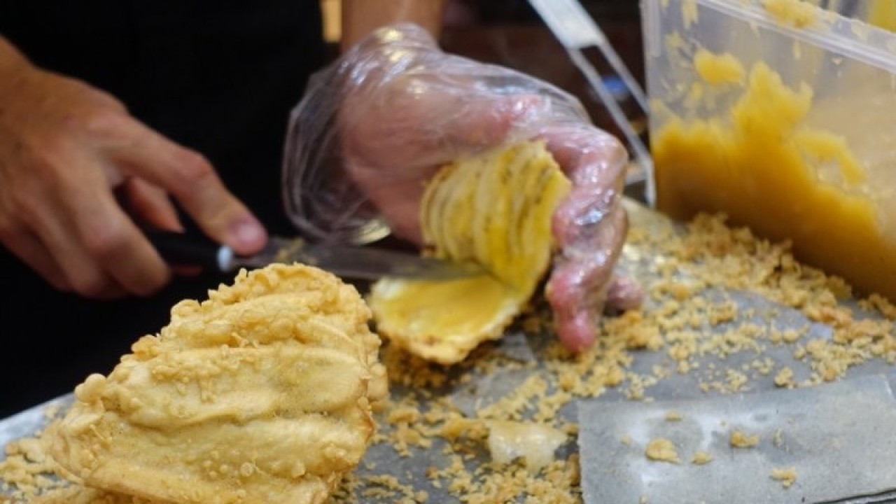 Pisang goreng srikaya di Festival Kuliner Pasar Glodok, Mal Ciputra Jakarta, Jumat (25/1/2019). (ANTARA News/ Nanien Yuniar)