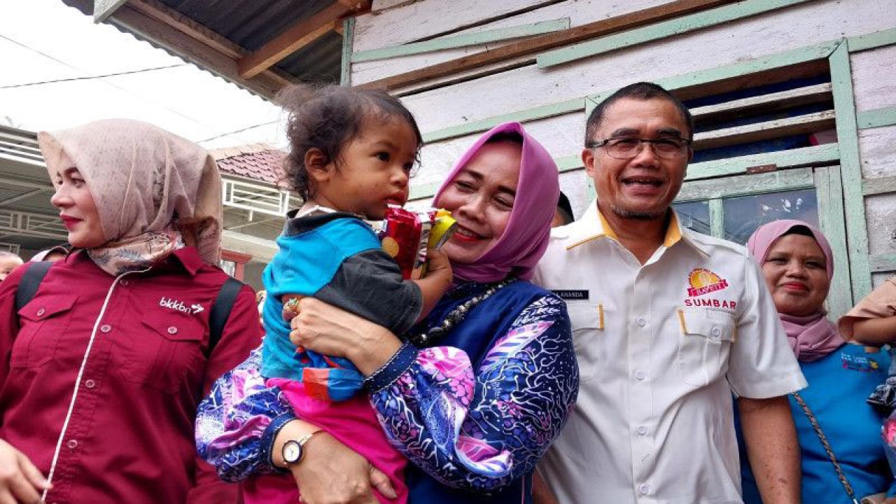 Pj Wali Kota Payakumbuh Rida Ananda bersama Ketua TP-PKK Payakumbuh Elfriza Zaharman saat mengunjungi dan memberikan bantuan kepada salah satu keluarga yang mempunyai anak beresiko stunting.  (ANTARA/Akmal Saputra)