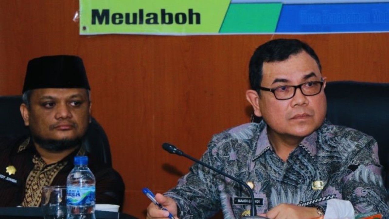 Pj Bupati Aceh Barat, Mahdi (kanan). (ANTARA/HO-Dok. Pemkab Aceh Barat)