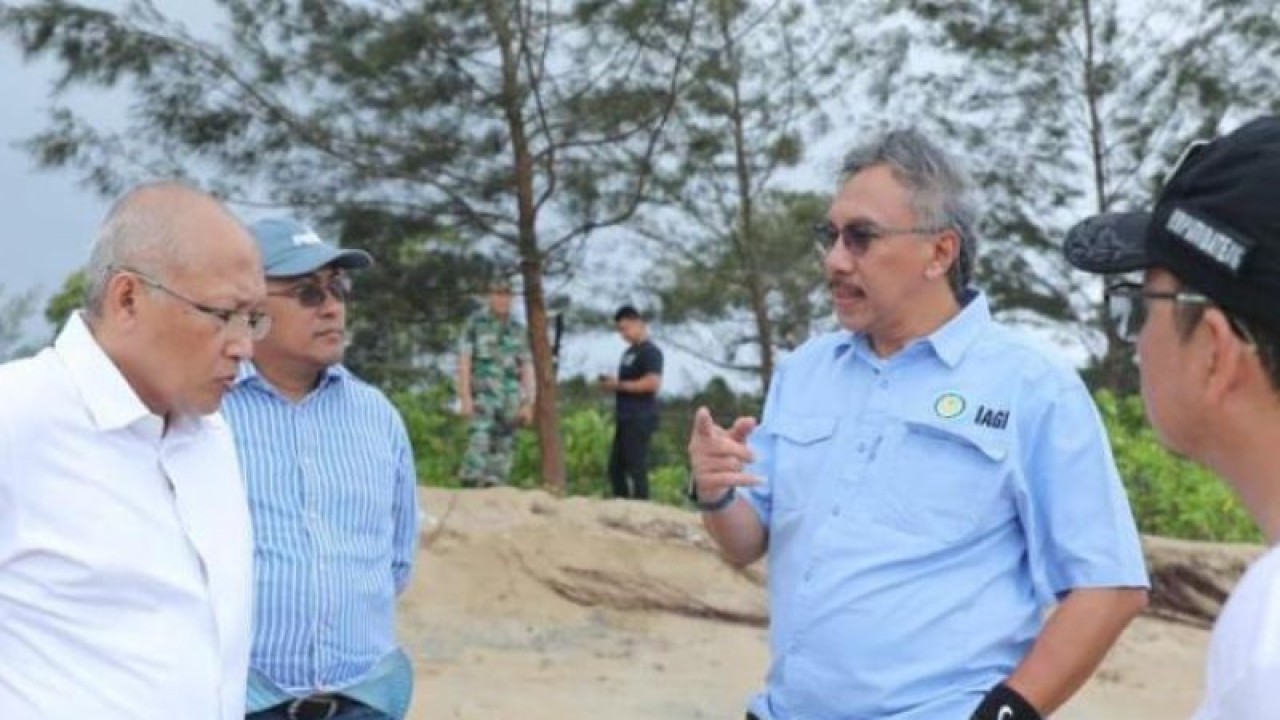 Penjabat Gubernur Kepulauan Babel Ridwan Djamaluddin (tengah) saat meninjau lahan bekas tambang PT Kobatin di Koba beberapa waktu lalu. ANTARA/HO-Humas.