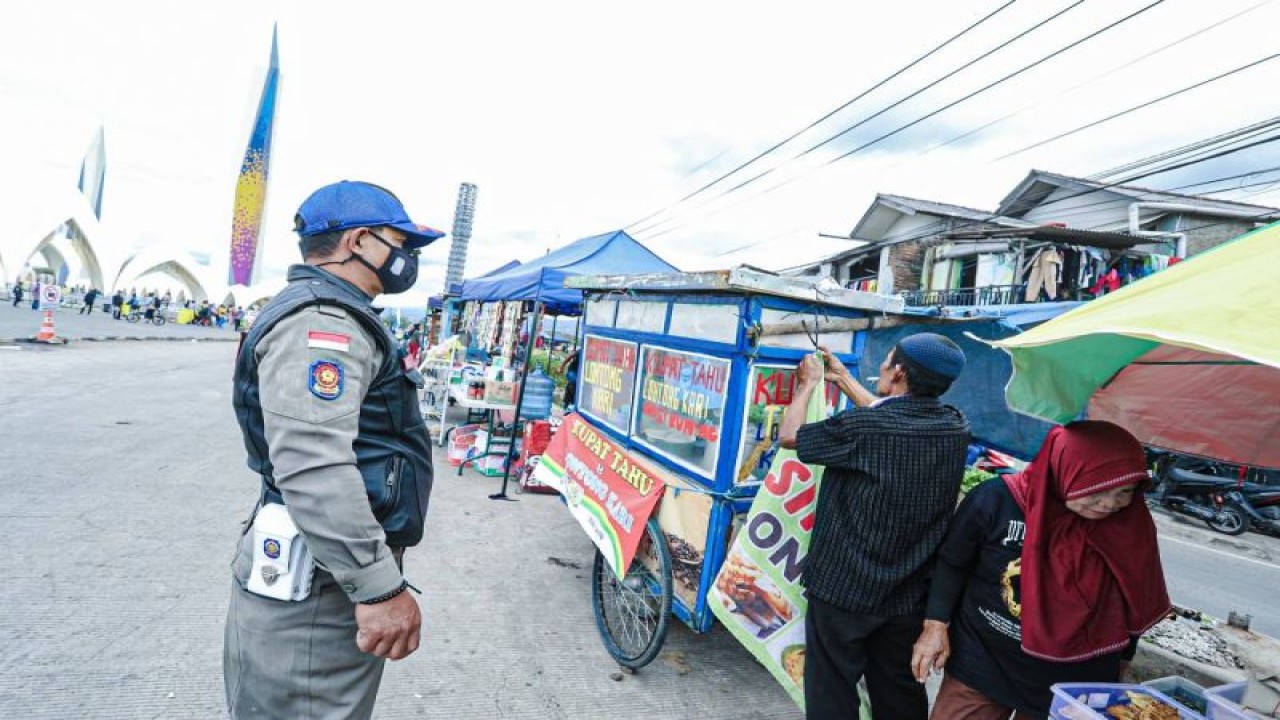Petugas Satpol PP menertibkan PKL di sekitaran Masjid Raya Al Jabbar, Kota Bandung, Jawa Barat, Jumat (10/2/2023). (ANTARA/HO-Humas Pemkot Bandung)