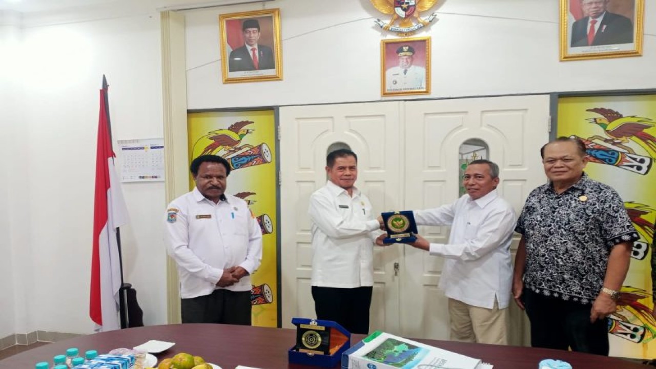 Pelaksana Harian (Plh) Papua Muhammad Ridwan Rumasukun saat menerima kunjungan DEN di Kota Jayapura (9/2) (ANTARA/HO-Dinas Kominfo Papua)