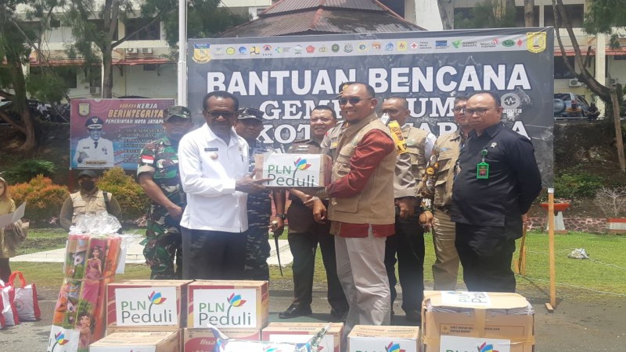Ketua Satgas BUMN Provinsi Papua Rio Widiya Nugraha (Kanan) saat menyerahkan bantuan kepada Penjabat Wali Kota Jayapura Frans Pekey di Jayapura, Rabu (15/2/2023). ANTARA/Ardiles Leloltery
