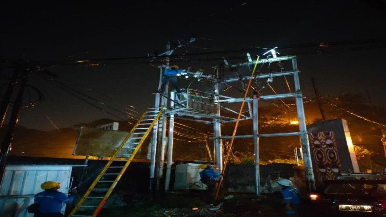 Petugas PLN Papua dan Papua Barat saat melakukan perbaikan sistem kelistrikan di Kota Jayapura, Papua. ANTARA/ HO - Humas PLN Papua dan Papua Barat.