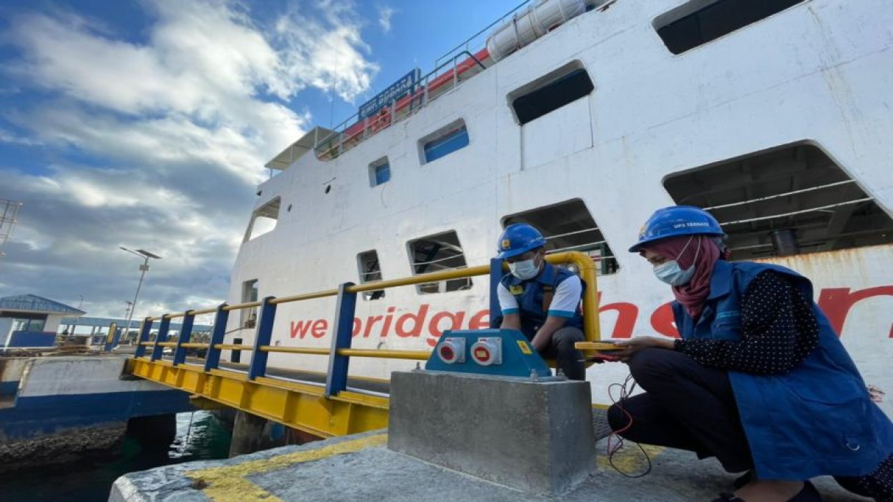 Ilustrasi petugas PLN dalam menyiapkan listrik andal bagi pelanggan. ANTARA/HO-Humas PLN