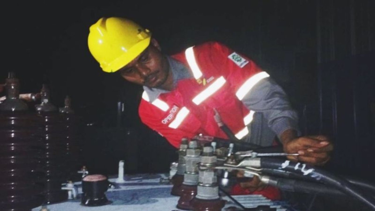 Petugas PLN memperbaiki peralatan listrik yang rusak mengakibatkan terputusnya pasokan listrik di wilayah Kecamatan Amfoang Timur, Kabupaten Kupang, Pulau Timor. NTT, Minggu (26/2/2023). (ANTARA/HO-Humas PLN UIW NTT)
