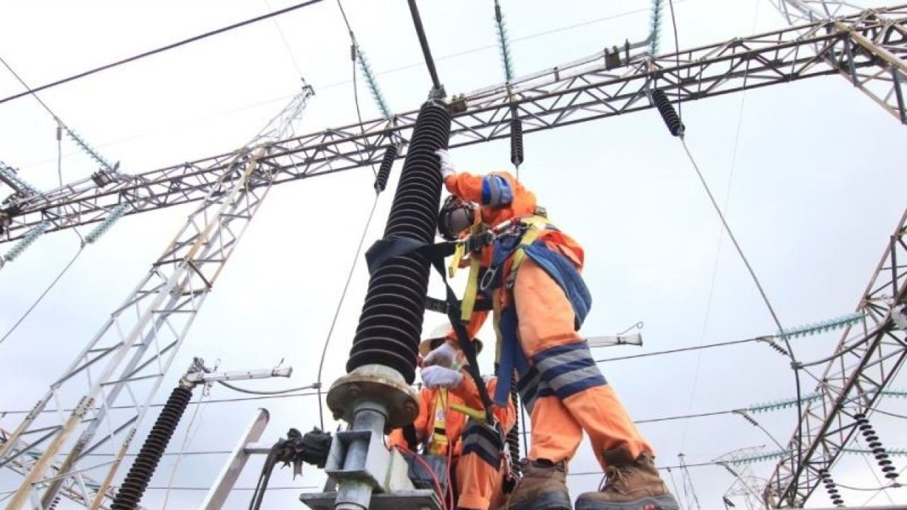 Petugas PLN memeriksa kondisi perangkat di Gardu Induk Batakan sebelum kedatangan Presiden Joko Widodo (Jokowi) ke Kaltim dan IKN pekan lalu. ANTARA/Novi Abdi.