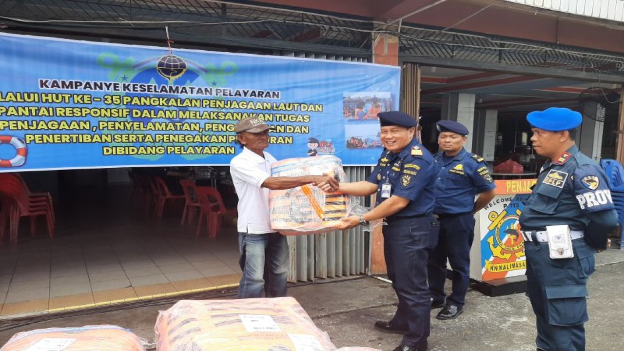 Kepala Pangkalan PLP Tanjung Uban Mulyadi menyerahkan bantuan jaket keselamatan kepada penambang pompong di Pelantar II, Tanjungpinang, Kepri, Jumat (24/2/2023). (ANTARA/Ogen)