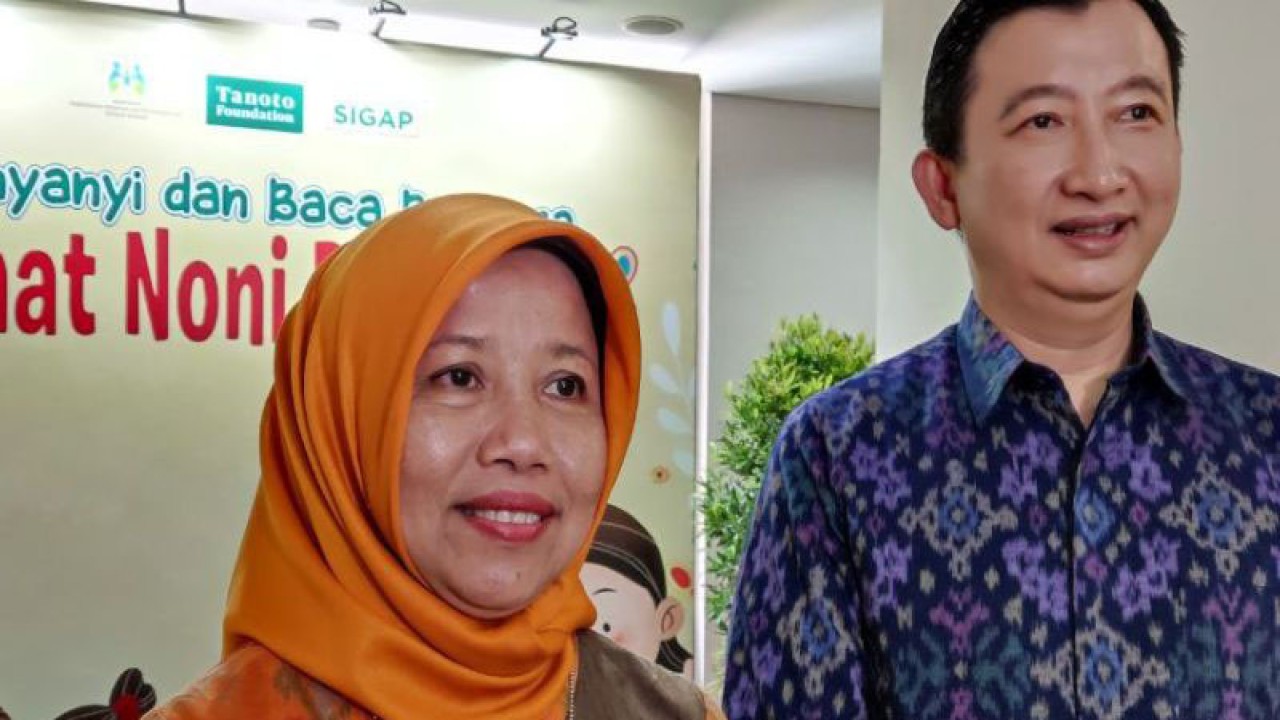 Plt Deputi Bidang Pemenuhan Hak Anak Kementerian Pemberdayaan Perempuan dan Perlindungan Anak Rini Handayani (kiri) dan Head of Early Childhood Education and Development Tanoto Foundation Eddy Henry di sela-sela acara Bernyanyi dan Baca Bersama "Saat Noni Datang", di Jakarta, Rabu (22/2/2023). (ANTARA/ Anita Permata Dewi)