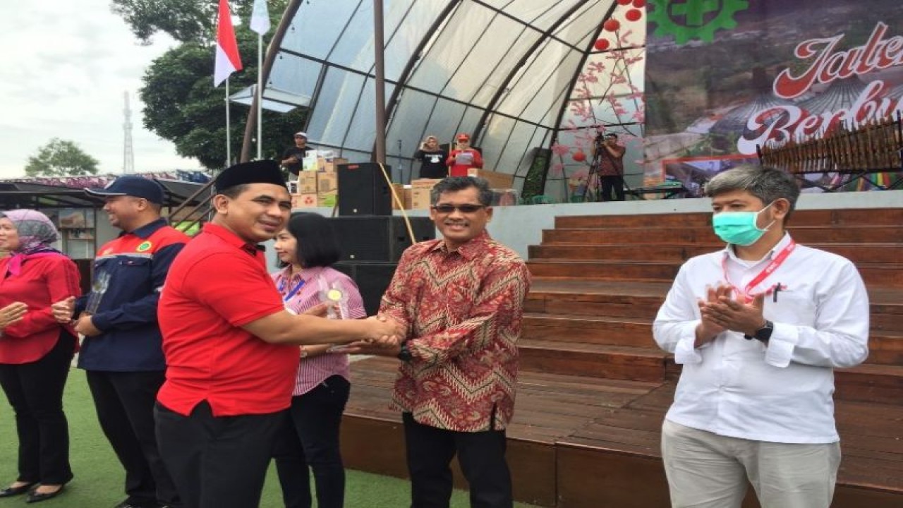 Wakil Gubernur Jawa Tengah Taj Yasin Maimoen menyerahkan penghargaan Zero Accident 2023 kepada PT Bhimasena Power Indonesia yang diwakili oleh HSE Manajer Herlan Widodo, dalam acara puncak peringatan hari K3 NAsional di KAbupaten Semarang. (ANTARA/HO-Humas PT BPI)