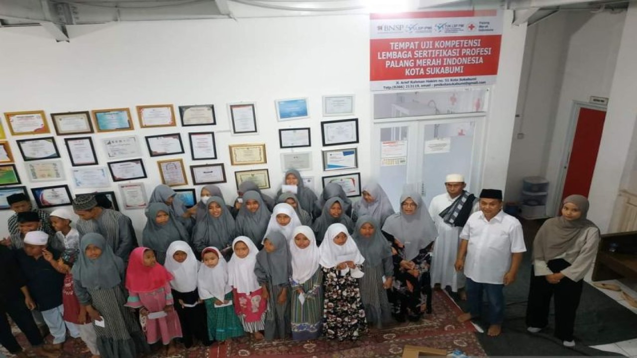 Doa bersama yang digelar PMI Kota Sukabumi bersama anak yatim untuk mendoakan para korban bencana gempa bumi di Turki dan Suriah. Antara/Aditya Rohman
