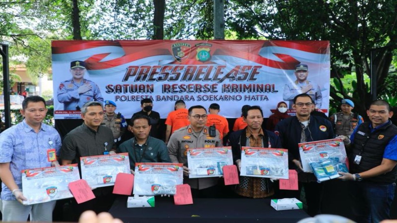 Konferensi pers pengungkapan sindikat penempatan Pekerja Migran Indonesia (PMI) ilegal oleh Polres Bandara Soekarno Hatta (Soetta), Tangerang, Banten. (ANTARA/HO-Kemnaker)