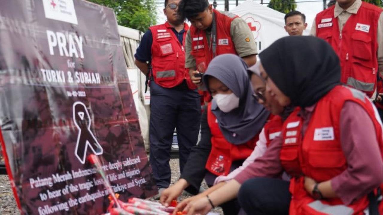 Relawan PMI Cianjur, Jawa Barat, melakukan doa bersama dan tabur bunga sebagai bentuk duka atas bencana gempa yang mengguncang Turki, Senin (13/2/2023). (ANTARA/Ahmad Fikri)