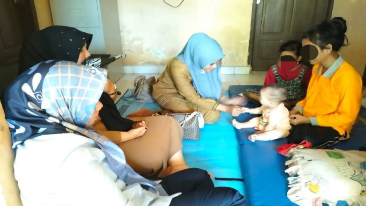 Dinsos Pekanbaru menyalurkan bantuan makanan kepada orang Penyandang Masalah Kesejahteraan Sosial (PMKS) atau orang terlantar.(ANTARA/HO-Pemko Pekanbaru)