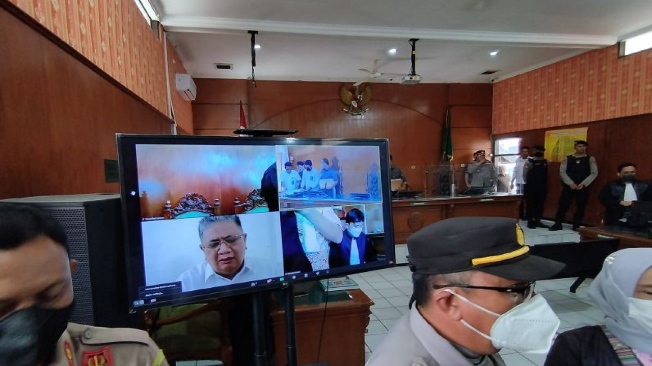 Mantan Ketua DPRD Jawa Barat Irfan Suryanagara mengikuti sidang vonis secara daring di Pengadilan Negeri Bale Bandung, Kabupaten Bandung, Jawa Barat, Rabu (8/2/2023). ANTARA/Bagus Ahmad Rizaldi