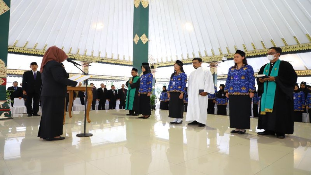 Bupati Sleman Kustini Sri Purnomo mengambil sumpah janji PNS dan melantik pejabat fungsional Pemerintah Kabupaten Sleman di Pendopo Parasamya, Sleman, Yogyakarta, Rabu (1/2/2023). (ANTARA/HO-Bagian Prokopim Setda Sleman)