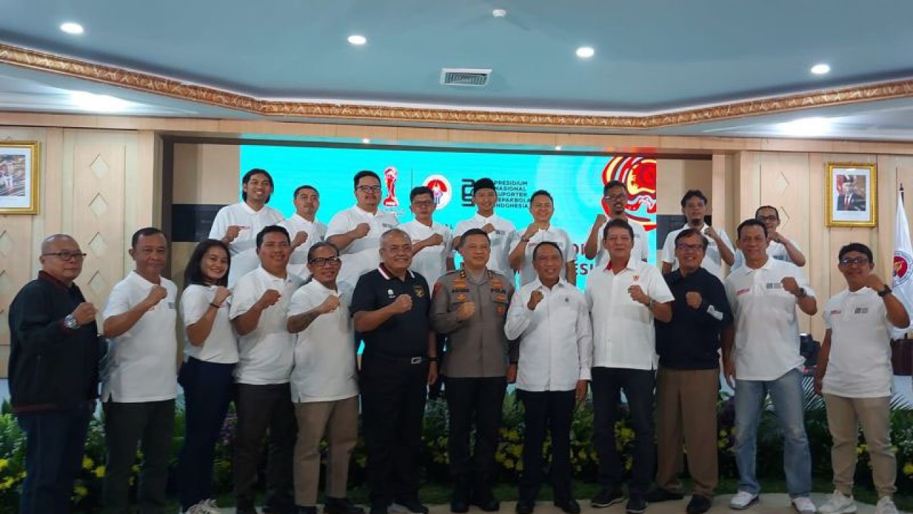 Menteri Pemuda dan Olahraga Zainudin Amali mengukuhkan Presidium Nasional Suporter Sepakbola Indonesia (PNSSI) di Auditorium Kemenpora Jakarta, Rabu (22/2/2023). (ANTARA/Aditya Ramadhan)