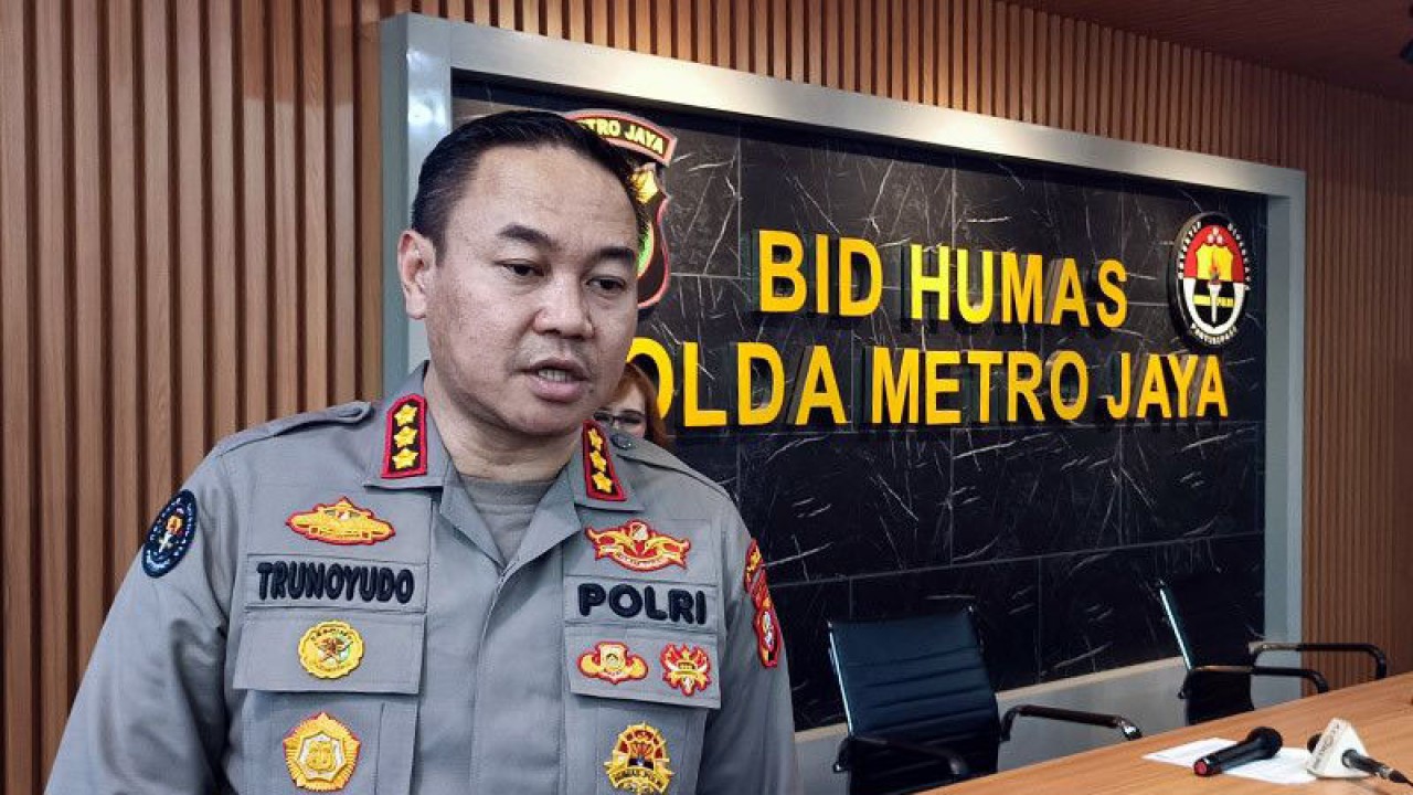 Kabid Humas Polda Metro Jaya Kombes Pol Trunoyudo Wisnu Andiko saat diwawancarai oleh wartawan di Jakarta, Jumat (10/2/2023). ANTARA/Ilham Kausar/am.