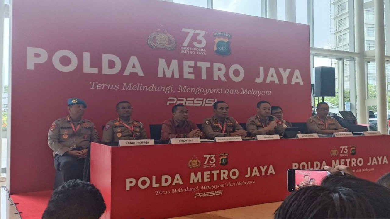 Kabid Humas Polda Metro Jaya Kombes Pol Trunoyudo Wisnu Andiko (ketiga dari kanan) saat konferensi pers di Tangerang, Banten, Senin (6/2/2023). (ANTARA/Ilham Kausar)