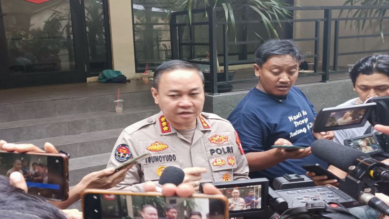Kabid Humas Polda Metro Jaya Kombes Pol Trunoyudo Wisnu Andiko saat melakukan wawancara di Polda Metro Jaya, Selasa (7/2/2023) (ANTARA/Ilham Kausar)