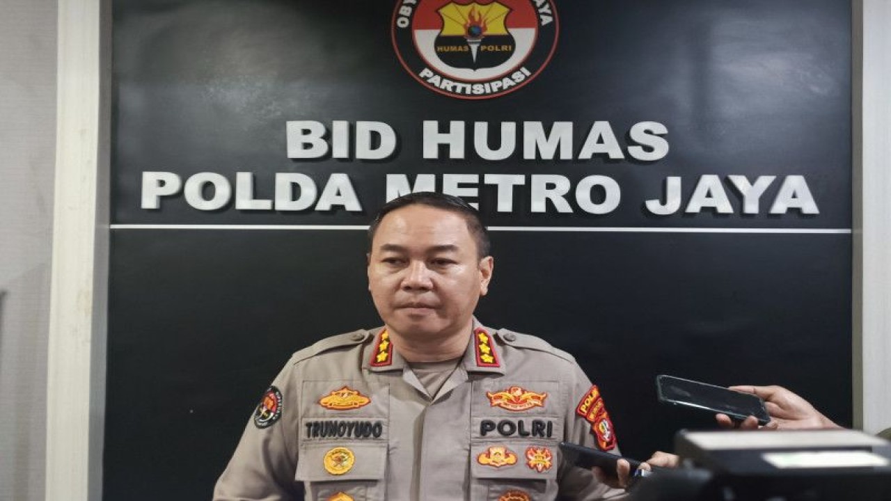 Kabid Humas Polda Metro Jaya Kombes Pol Trunoyudo saat melakukan wawancara di Jakarta, Rabu (8/2/2023) (ANTARA/Ilham Kausar)