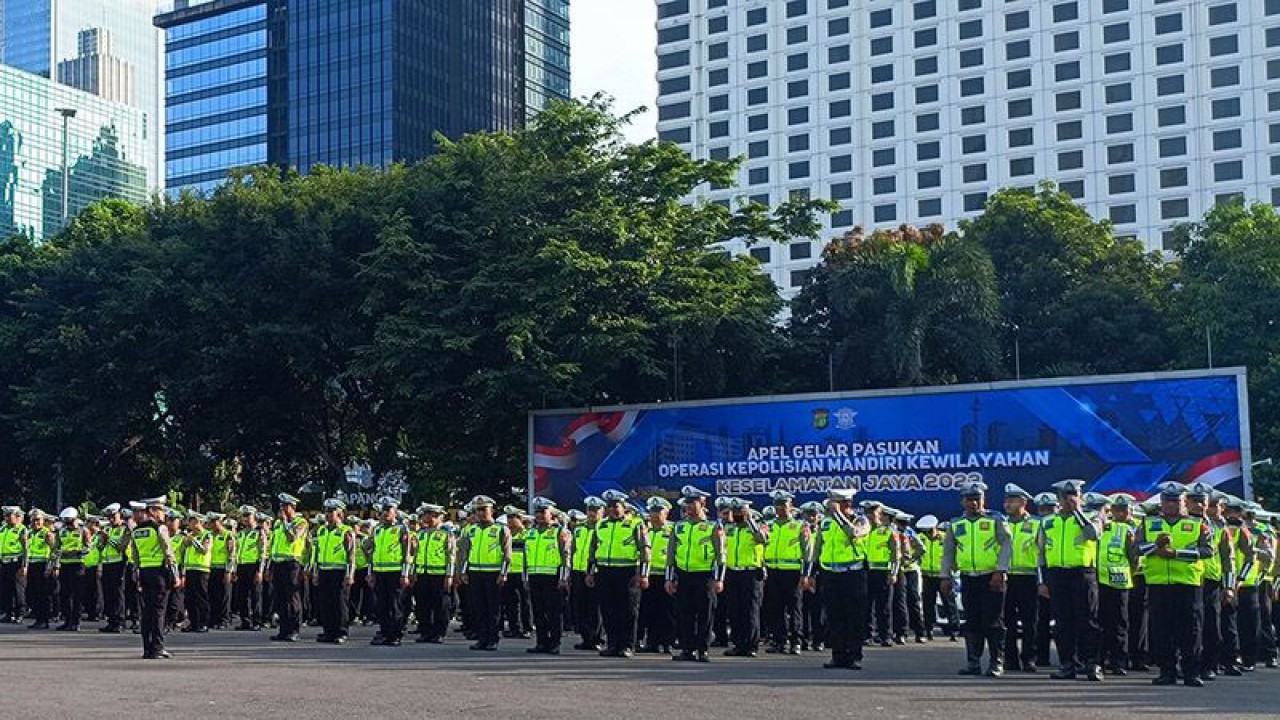 Personel Direktorat Lalu Lintas Polda Metro Jaya melakukan apel "Operasi Keselamatan Jaya 2023" di Lapangan Presisi Polda Metro Jaya, Jakarta Selatan, Selasa (7/2/2023). ANTARA/Ilham Kausar/aa.