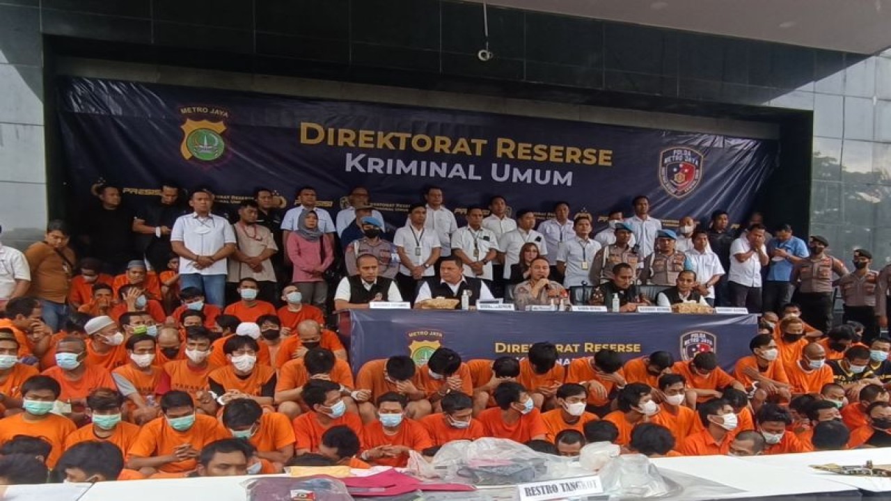 Polda Metro Jaya menghadirkan sejumlah tersangka kejahatan dalam konferensi pers di Mapolda Metro Jaya di Jakarta, Kamis (16/2/2023).(ANTARA/Ilham Kausar)