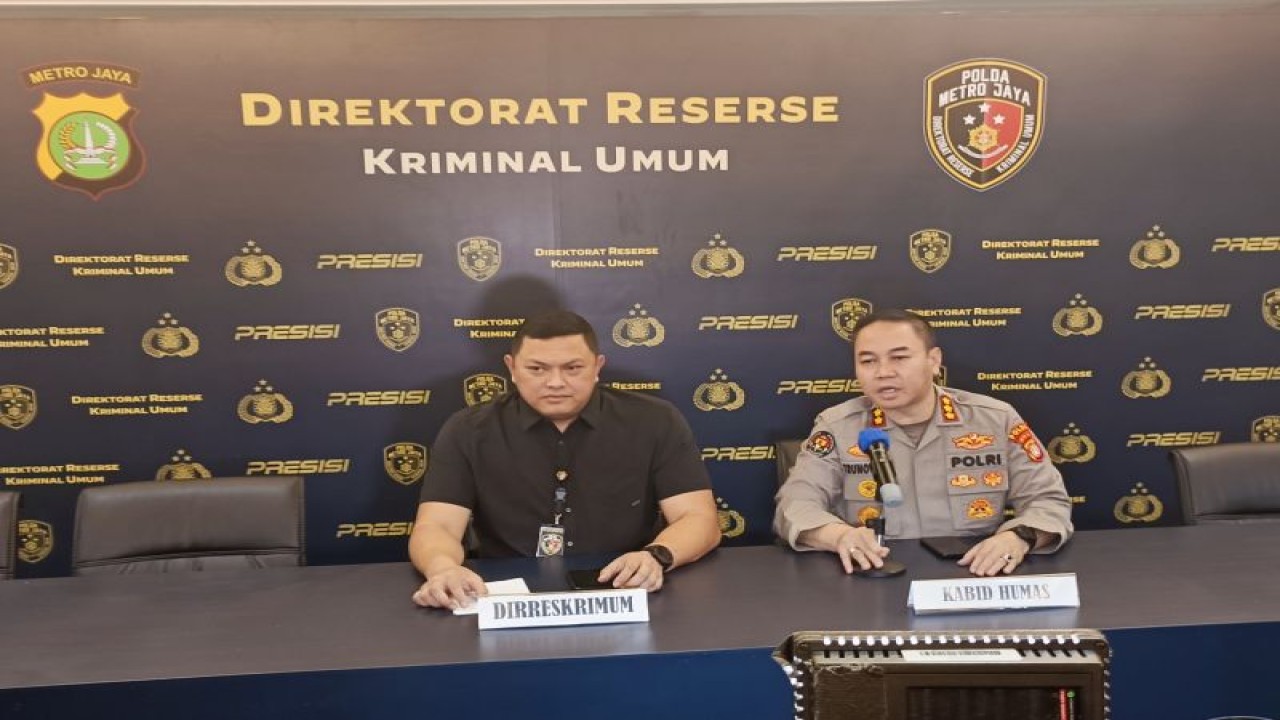 Direktur Reserse Kriminal Umum (Dirreskrimum) Polda Metro Jaya Kombes Pol Hengki Heryadi (kiri) bersama Kabid Humas Polda Metro Jaya Kombes Pol Trunoyudo Wisnu Andiko saat konferensi pers di Mapolda Metro Jaya di Jakarta, Jumat (17/2/2023). (ANTARA/Ilham Kausar)