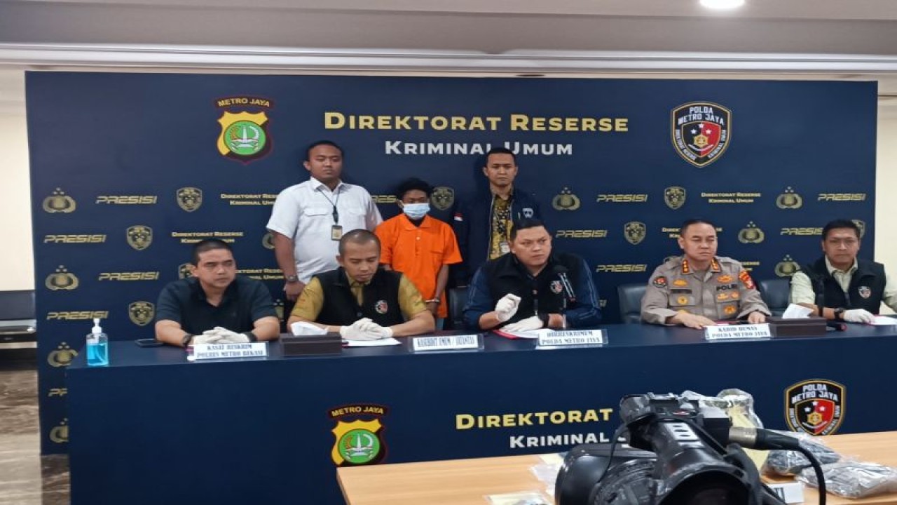 Direktur Reserse Kriminal Umum (Dirreskrimum) Polda Metro Jaya Kombes Pol Hengki Haryadi (tengah), saat konferensi pers kasus pembunuhan Bekasi, di Jakarta, Jumat (17/2/2023) ANTARA/Ilham Kausar